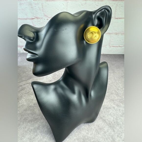 CHANEL Vintage 1994 Gold Plated CC Clip On Earrings STUNNING! - Picture 1 of 11